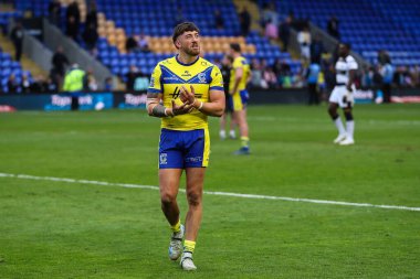 Warrington Wolves 'tan Matty Ashton, 12 Nisan 2025' te İngiltere 'nin Warrington kentinde oynanan Betfred Süper Lig 7. Raundunda Warrington Wolves vs Hull FC maçının ardından ev sahibi taraftarları alkışlıyor.
