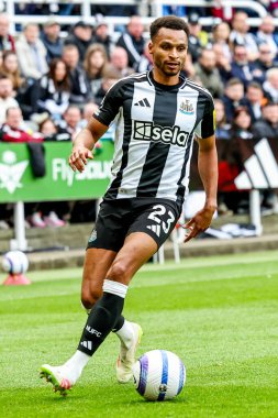 Newcastle United takımından Jacob Murphy, 13 Nisan 2025 'te St. James' s Park, Newcastle, İngiltere 'de oynanan Premier League maçı sırasında topla koşuyor.