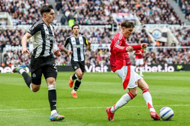 Manchester United 'dan Alejandro Garnacho Premier Lig karşılaşmasında 1-1 öne geçiyor. Manchester United, St. James' s Park, Newcastle, İngiltere, 13 Nisan 2025