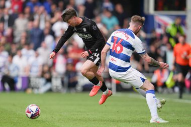 Bristol City 'den George Earthy, Queens Park Rangers - Bristol City maçında Queens Park Rangers - Kiyan Prince Foundation Stadyumu, Londra, İngiltere, 12 Nisan 2025 tarihinde Queens Park Rangers maçında Liam Morrison' ı geçti.
