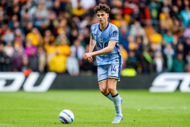 Tottenham Hotspur takımından Archie Gray, Premier League maçında Wolverhampton Wanderers 'a karşı Tottenham Hotspur, Molineux, Wolverhampton, Birleşik Krallık' ta 13 Nisan 2025 'te koşuyor.