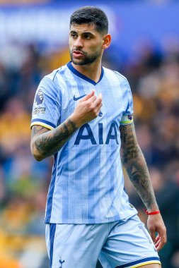 Tottenham Hotspur 'dan Cristian Romero, 13 Nisan 2025 tarihinde İngiltere' nin Wolverhampton kentinde oynanan Premier League maçında Wolverhampton Wanderers Tottenham Hotspur 'a karşı takım talimatlarını verdi.
