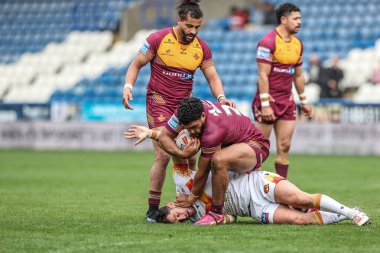 Huddersfield Giants 'tan Taane Milne ve Katalan Ejderhaları' ndan Benjamin Garcia, 13 Nisan 2025 'te John Smith Stadyumu' nda oynanan Betfred Süper Lig karşılaşmasında top için Huddersfield Giants 'a karşı Catalans Dragons maçında mücadele ettiler.