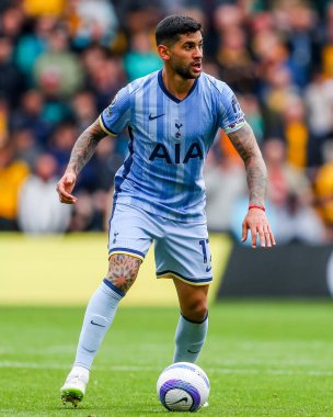 Tottenham Hotspur takımından Cristian Romero, Premier League maçında Wolverhampton Wanderers ile Tottenham Hotspur arasında koşuyor.