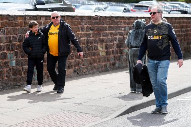 Taraftarlar Molineux 'ya Premier Lig karşılaşmasından önce Wolverhampton Wanderers ile Tottenham Hotspur' a karşı Molineux, Wolverhampton, İngiltere, 13 Nisan 2025 'de geldiler.