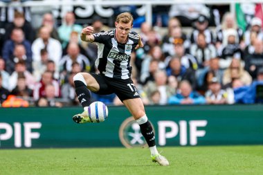 Newcastle United takımından Emil Krafth, Premier League maçında topu kontrol ediyor. Newcastle United, Manchester United 'a karşı. St. James' s Park, Newcastle, İngiltere, 13 Nisan 2025