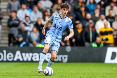 Tottenham Hotspur takımından Archie Gray, Premier League maçında Wolverhampton Wanderers 'a karşı Tottenham Hotspur, Molineux, Wolverhampton, Birleşik Krallık' ta 13 Nisan 2025 'te koşuyor.