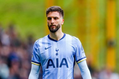 Tottenham Hotspur takımından Rodrigo Bentancur, Premier Lig maçında Wolverhampton Wanderers 'a karşı Tottenham Hotspur' a karşı Molineux, Wolverhampton, Birleşik Krallık 'ta 13 Nisan 2025' te bakıyor.