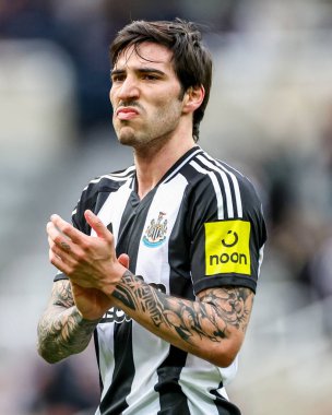 Newcastle United takımının oyuncusu Sandro Tonali, 13 Nisan 2025 'te St. James' s Park, Newcastle, İngiltere 'de oynanan Premier League maçı sonrasında takımların kazandığı galibiyet sonrasında taraftarları kabul ediyor.