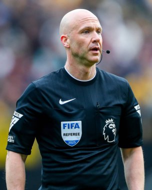 Hakem Anthony Taylor Premier Lig maçında Wolverhampton Wanderers 'a karşı Tottenham Hotspur' a bakıyor. Molineux, Wolverhampton, İngiltere, 13 Nisan 2025