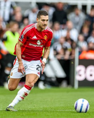 Manchester United takımından Diogo Dalot, Premier League maçında Manchester United 'a karşı St. James' s Park, Newcastle, İngiltere 'de 13 Nisan 2025' te top koştu.