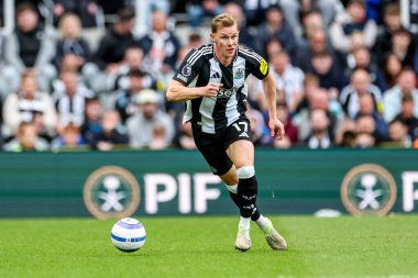 Newcastle United takımından Emil Krafth, Premier League maçında Manchester United 'a karşı St. James' s Park, Newcastle, Birleşik Krallık 'ta 13 Nisan 2025 tarihinde oynanan maçta topla koşuyor.