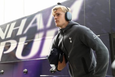 Tottenham Hotspur takımından Lucas Bergvall, 13 Nisan 2025 'te Wolverhampton Wanderers ile Tottenham Hotspur arasında oynanan Premier League maçından önce geldi.