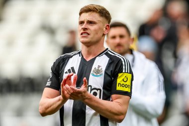 Newcastle United 'dan Harvey Barnes, Premier League maçı Newcastle United' ın Manchester United 'a karşı St. James' s Park, Newcastle, Birleşik Krallık 'ta 13 Nisan 2025' de kazandığı galibiyet sonrasında taraftarları kabul ediyor.