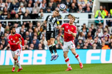 Newcastle 'dan Kieran Trippier Premier League maçı Newcastle United' ın Manchester United 'a karşı St. James' s Park, Newcastle, Birleşik Krallık 'ta 13 Nisan 2025' de oynadığı maçta topa liderlik ediyor.