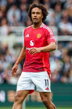 Manchester United takımından Joshua Zirkzee, 13 Nisan 2025 'te St. James' s Park, Newcastle, Birleşik Krallık 'ta oynanan Premier League maçı sırasında izlemektedir.