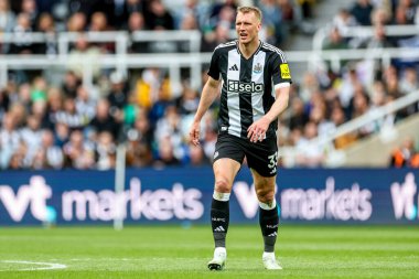 Newcastle United takımından Dan Burn, 13 Nisan 2025 'te St. James' s Park, Newcastle, İngiltere 'de oynanan Premier League maçı sırasında izlemektedir.