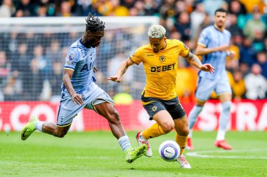 Wolverhampton Wanderers takımından Joao Gomes 13 Nisan 2025 'te Wolverhampton Wanderers ile Woltenham Hotspur arasında oynanan Premier League karşılaşmasında Tottenham Hotspur takımından Yves Bissouma' nın baskısı altında.