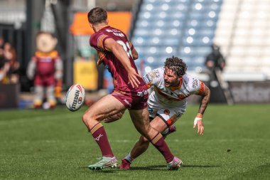 Katalan Ejderhaları 'ndan Arthur Romano, 13 Nisan 2025' te John Smith Stadyumu 'nda oynanan Betfred Süper Lig karşılaşmasında Huddersfield Giants ve Catalans Dragons maçında pas attı.