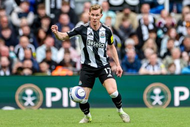 Newcastle United takımından Emil Krafth, Premier League maçında topu kontrol ediyor. Newcastle United, Manchester United 'a karşı. St. James' s Park, Newcastle, İngiltere, 13 Nisan 2025