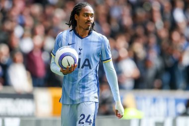Tottenham Hotspur 'dan Djed Spence Premier League maçı sırasında Wolverhampton Wanderers Tottenham Hotspur' a karşı Molineux, Wolverhampton, Birleşik Krallık, 13 Nisan 2025
