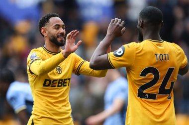 Wolverhampton Wanderers 'dan Matheus Cunha ve Wolverhampton Wanderers' dan Toti Gomes, 13 Nisan 2025 'te Wolverhampton Wanderers' a karşı Tottenham Hotspur, Molineux, Wolverhampton, Birleşik Krallık 'ta oynanan Premier League maçı sonrasında kucaklaşıyorlar.