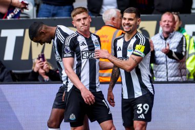 Newcastle United takımından Bruno Guimaraes, 13 Nisan 2025 'te St. James' s Park, Newcastle, İngiltere 'de oynanan Premier League maçı Newcastle United maçında takım arkadaşlarıyla 4-1 kazanma hedefini kutluyor.