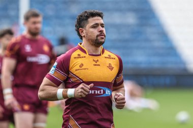 Huddersfield Giants takımından Jacob Gagai, Betfred Süper Lig karşılaşması sırasında John Smith Stadyumu 'nda Huddersfield Giants' a karşı Catalans Dragons maçında ısındı.