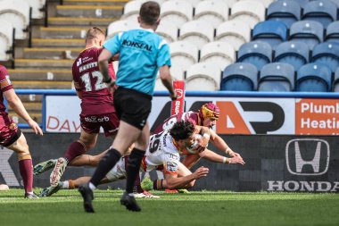 Katalan Ejderhaları 'ndan Lo Darrelatour, 13 Nisan 2025' te John Smith 'in Stadyumu' nda oynanan Betfred Süper Lig karşılaşmasında Huddersfield Giants 'a karşı Catalans Dragons' u deniyor.