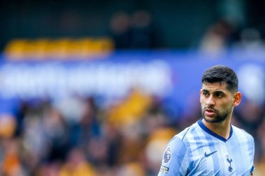 Tottenham Hotspur 'dan Cristian Romero, 13 Nisan 2025 tarihinde İngiltere' nin Wolverhampton kentinde oynanan Premier League maçında Wolverhampton Wanderers Tottenham Hotspur 'a karşı takım talimatlarını verdi.