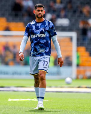 Tottenham Hotspur 'dan Cristian Romero, Premier League karşılaşması öncesinde ısınıyor. Wolverhampton Wanderers, Tottenham Hotspur' a karşı Molineux, Wolverhampton, Birleşik Krallık, 13 Nisan 2025