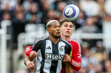 Newcastle United takımından Joelinton Premier League maçında Manchester United 'a karşı St. James' s Park, Newcastle, İngiltere, 13 Nisan 2025 'te oynanan Premier League karşılaşmasında Manchester United ile top mücadelesi veriyor.