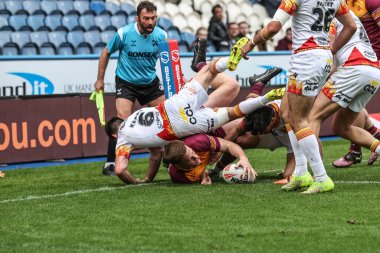 Huddersfield Giants takımından Sam Halsall, Betfred Süper Lig karşılaşmasında Huddersfield Giants 'a karşı Catalans Dragons' u denemek için John Smith Stadyumu, Huddersfield, Birleşik Krallık 'ta 13 Nisan 2025' te sahaya çıkıyor.