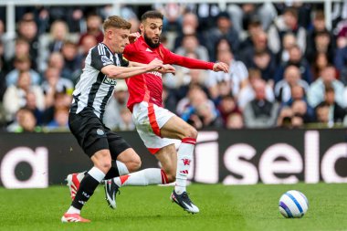 Newcastle United takımından Harvey Barnes, Manchester United Premier Lig maçında Manchester United 'a karşı St. James' s Park, Newcastle, İngiltere 'de 13 Nisan 2025' te oynanan karşılaşmada Manchester United 'dan Noussair Mazraoui ile top mücadelesi verdi.