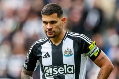 Newcastle United takımından Bruno Guimaraes, 13 Nisan 2025 'te St. James' s Park, Newcastle, Birleşik Krallık 'ta oynanan Premier League maçı sırasında izlemektedir.