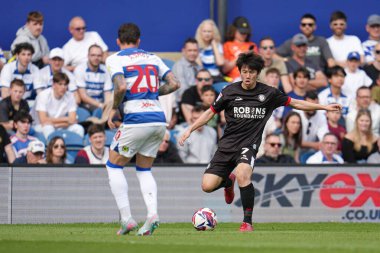 Bristol City 'den Yu Hirakawa 12 Nisan 2025' te Londra 'daki Kiyan Prince Vakfı Stadyumu' nda Queens Park Rangers ile Bristol City arasındaki maç sırasında top üzerinde.