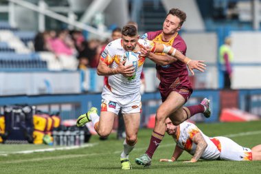 Katalan Ejderhaları 'ndan Tommy Makinson, Huddersfield Giants' tan Connor Carr tarafından 13 Nisan 2025 'te John Smith Stadyumu' nda oynanan Betfred Süper Lig karşılaşmasında yenildi.