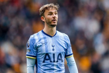 Tottenham Hotspur takımından James Maddison, 13 Nisan 2025 tarihinde Wolverhampton Wanderers ile Tottenham Hotspur arasında oynanan Premier League maçında tepki gösterdi.