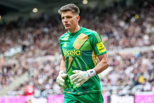 Newcastle United takımından Nick Pope, 13 Nisan 2025 'te St. James' s Park, Newcastle, İngiltere 'de oynanan Premier League karşılaşmasında Manchester United ile karşı karşıya geldi.