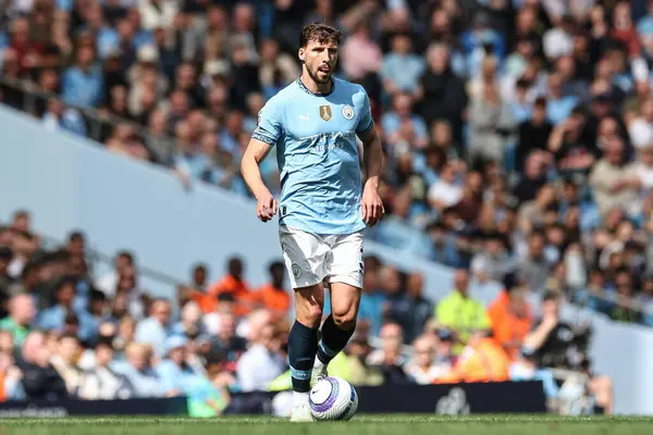 Manchester City 'den Rben Dias Premier Lig maçı sırasında topla Etihad Stadyumu' nda Manchester City 'ye karşı Crystal Palace, 12 Nisan 2025