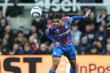 Kristal Saray 'dan Maxence Lacroix, Premier League maçı Newcastle United' ın St. James 's Park, Newcastle, İngiltere' de 16 Nisan 2025 'te oynadığı Crystal Palace maçında topu açık farkla önde götürüyor.