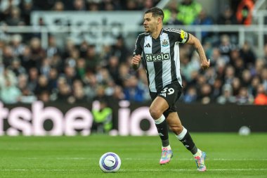 Newcastle United takımından Bruno Guimares, 16 Nisan 2025 'te İngiltere' de St. James 's Park, Newcastle' da oynanan Premier League maçı sırasında topu bırakıyor.
