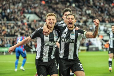 Newcastle United 'dan Harvey Barnes, Kristal Saray' dan Marc Guhi 'nin 16 Nisan 2025' te St. James 's Park, Newcastle' da oynanan Premier League maçı sırasında attığı golü kutluyor.