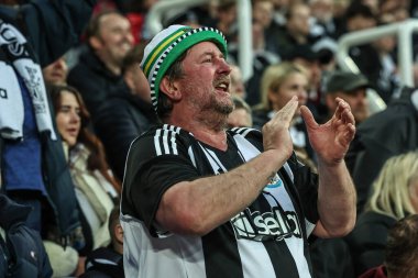Newcastle taraftarları, Premier Lig maçı Newcastle United 'a karşı Crystal Palace' ın 16 Nisan 2025 'te St. James' s Park, Newcastle 'da oynanan maçı 1-0 kazanmak için Newcastle United' dan Jacob Murphy 'nin ardından şarkı söylüyorlar.