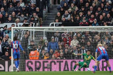 Newcastle United 'dan Nick Pope, Kristal Saray' dan Eberechi Eze 'ye, Premier Lig maçı sırasında St. James' s Park, Newcastle, İngiltere 'deki Newcastle, 16 Nisan 2025' de oynanan kristal sarayda ceza indiriyor.