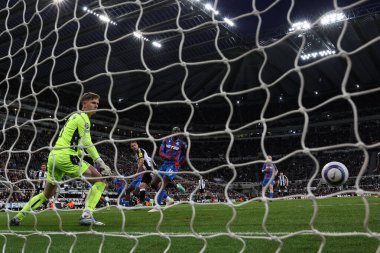 Newcastle United takımından Fabian Schr, Premier League maçında 4-0 berabere kaldı. Newcastle United, St. James 's Park, Newcastle, İngiltere' deki Crystal Palace maçında, 16 Nisan 2025