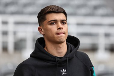 Newcastle United takımından Lewis Miley, 16 Nisan 2025 'te İngiltere' deki St. James 's Park' ta oynanan Premier League maçı sırasında sahaya çıktı.