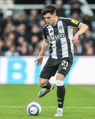 Newcastle United takımından Tino Livramento, Premier League maçında topu geçti. Newcastle United, St. James 's Park, Newcastle, 16 Nisan 2025' te Crystal Palace 'a karşı.
