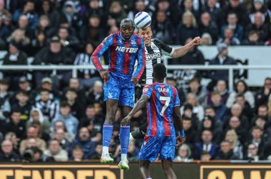 Kristal Saray 'dan Jean-Philippe Mateta ve Newcastle United' dan Dan Burn Premier Lig karşılaşması sırasında St. James 's Park, Newcastle, İngiltere' de yapılan kristal sarayda top için savaştılar.