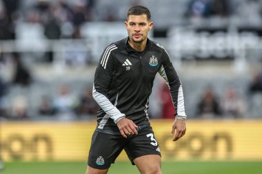 Newcastle United takımından Bruno Guimares, Premier League maçı sırasında İngiltere 'nin Newcastle şehrindeki St. James' s Park 'ta oynanan Newcastle United - Crystal Palace maçında ısınma turunda...